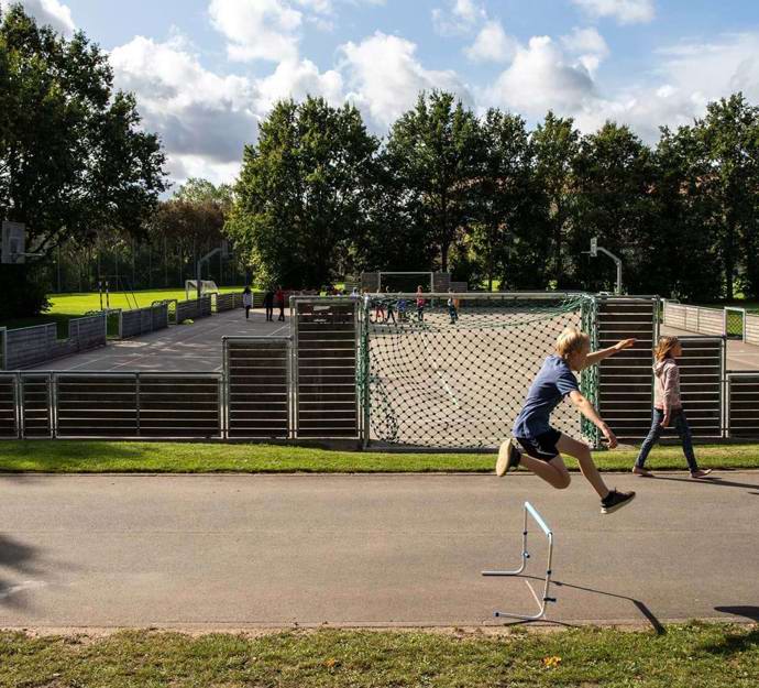 Dreng løber hækkeløb på Møllevangskolen